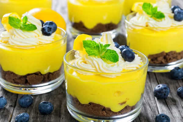 Свежий летний десерт - Мусс из лимонного чизкейка в чашках — стоковое фото