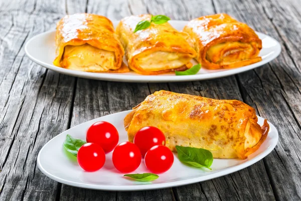 Crepes recheados com carne picada, cogumelos e legumes, perto — Fotografia de Stock