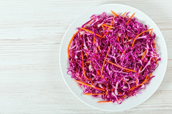 Insalata di cavolo - cavolo rosso con carote su piatto bianco — Foto Stock