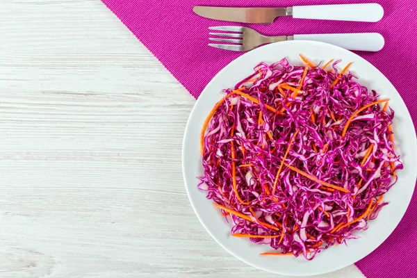 Insalata di cavolo rosso con carote su piatto bianco — Foto Stock