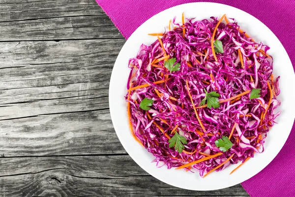 Insalata di cavolo - cavolo rosso con carote su piatto bianco — Foto Stock