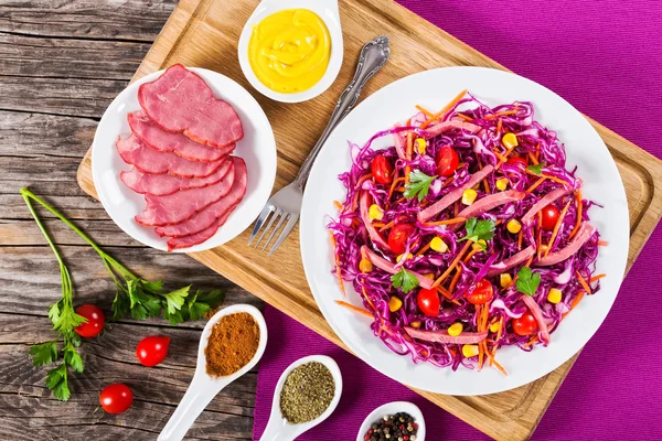Нарезанное копченое мясо и салат из красной капусты — стоковое фото