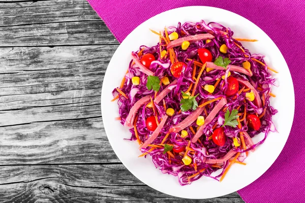 Red cabbage salad with carrots,corn, meat and cherry tomatoes — Stock Image Red cabbage salad with carrots,corn, meat and cherry tomatoes Stock Picture