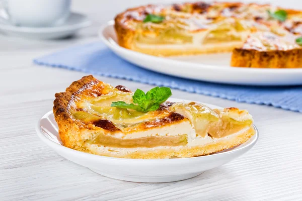 Пирог с яблочным сыром, посыпанный сахаром — стоковое фото