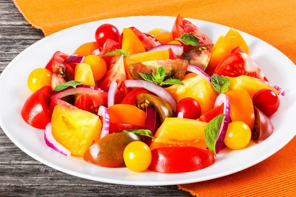 Томатний салат з листям м'яти та оливковою олією — стокове фото