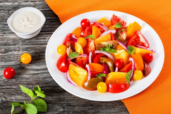 Salade de tomates aux feuilles de menthe et huile d'olive — Photo