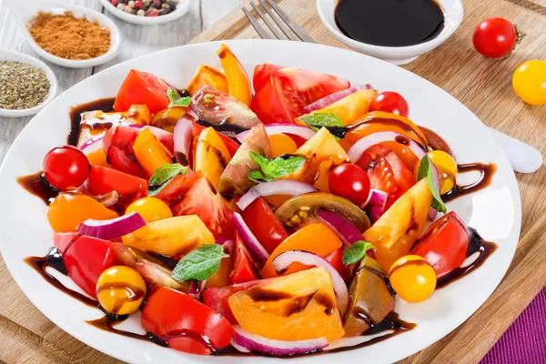 Dojrzałych świeżych pomidorów kolorowa Sałatka z przyprawami — Zdjęcie stockowe