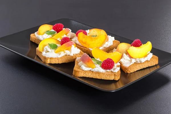 Toasts mit Mascarpone, Himbeere und Pfirsich dekoriert mit Witz — Stockfoto