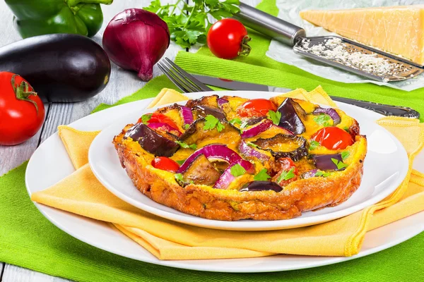 A vörös hagyma, padlizsán, paradicsom és sajt Frittata — Stock Fotó