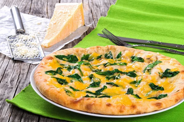 Tarta de queso de espinacas en plato blanco, primer plano — Foto de Stock