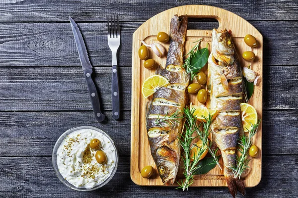 Hela Rostade Havsabborre Fisk Med Citron Kilar Och Örter Rosmarin — Stockfoto