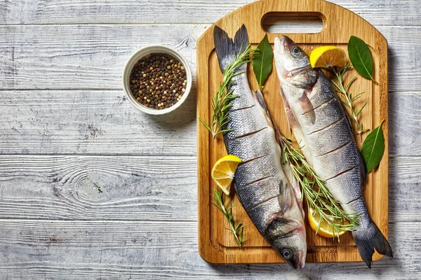 Sea Bass Peixe Fresco Eviscerado Descalcificado Uma Placa Corte Com — Fotografia de Stock