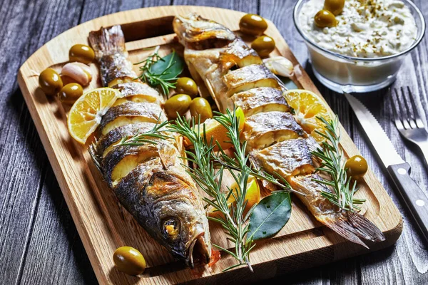 Pescado Lubina Asado Entero Con Cuñas Limón Hierbas Romero Perejil —  Fotos de Stock