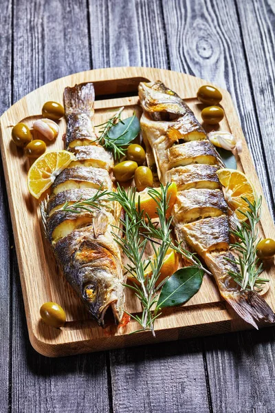 Pescado Lubina Asado Entero Con Cuñas Limón Hierbas Romero Perejil —  Fotos de Stock