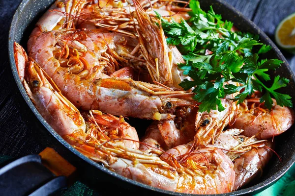 Mantequilla Ajo Camarones Cocidos Una Sartén Con Lima Perejil Fresco — Foto de Stock