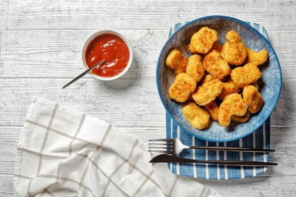 Una Porzione Crocchette Pollo Forno Servite Piatto Blu Con Rosmarino — Foto Stock