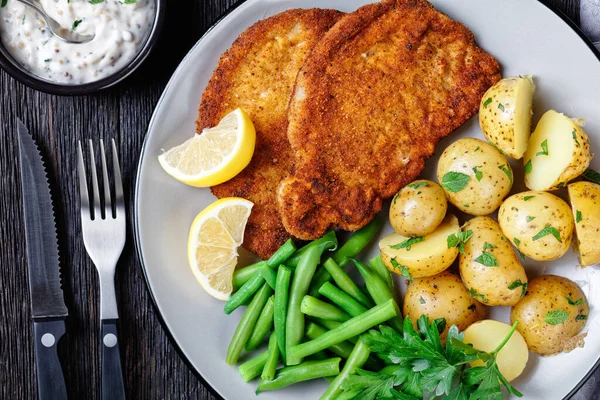 Schnitzel Cerdo Alemán Con Papas Jóvenes Judías Verdes Con Cubiertos — Foto de Stock