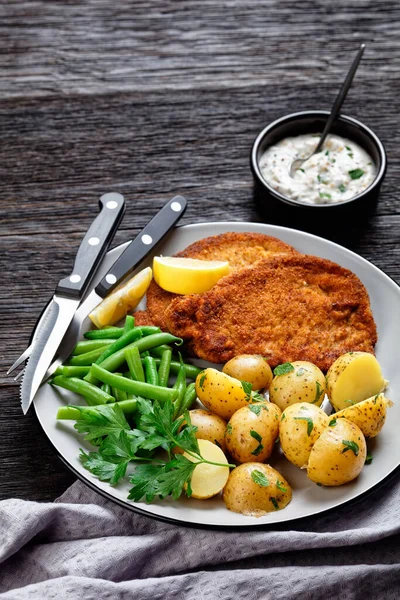 Schnitzel Cerdo Alemán Con Papas Jóvenes Judías Verdes Con Cubiertos — Foto de Stock