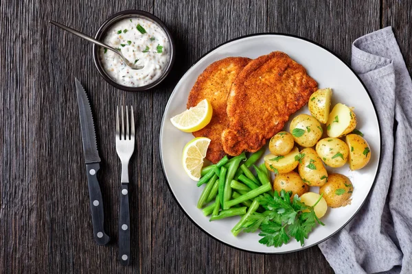 Schnitzel Cerdo Alemán Con Papas Jóvenes Judías Verdes Con Cubiertos — Foto de Stock