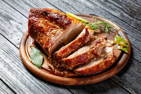 Воскресная Жареная Свиная Вырезка Сочный Сочный Запеченный Духовке Кусок Мяса — стоковое фото