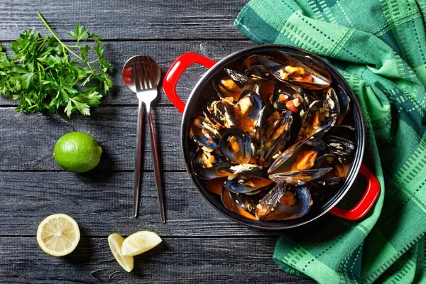 Gedünstete Miesmuscheln Mit Weißwein Gehackten Tomaten Und Knoblauchsauce — Stockfoto