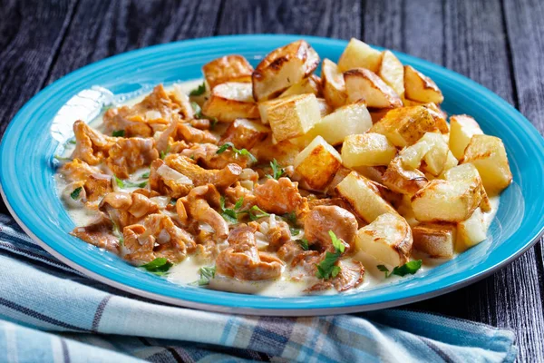 Pezzi Patate Fritte Serviti Con Salsa Finferli Piatto Blu Vista — Foto Stock