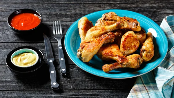 오븐에 닭다리 어두운 배경에 파란색 커스터드 케첩과머 스타드 클로즈업 — 스톡 사진