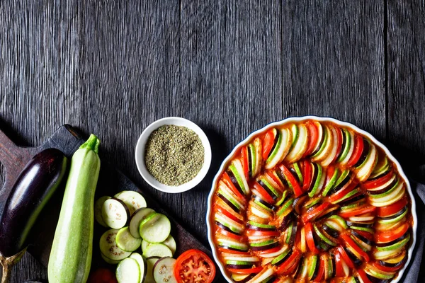 Ratatouille Dilimlenmiş Patlıcan Kabak Domates Fransız Mutfağı Yukarıdan Yatay Görüş — Stok fotoğraf