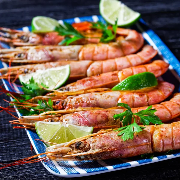 Camarones Asados Langostinos Servidos Plato Forma Rectangular Con Cuñas Cal — Foto de Stock