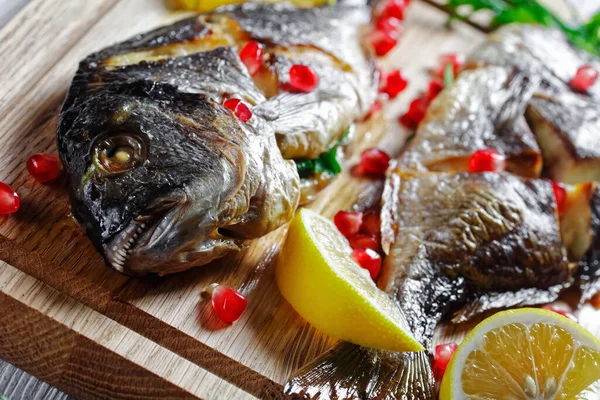 Celá Pečená Dorádová Ryba Plněná Čerstvou Petrželkou Řezací Desce Citronovými — Stock fotografie