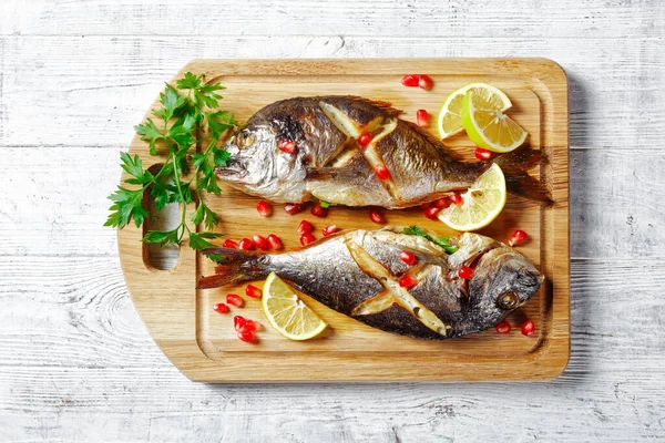 Celá Pečená Dorádová Ryba Plněná Čerstvou Petrželkou Řezací Desce Citronovými — Stock fotografie