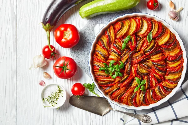 Ratatouille Λαχανικό Στιφάδο Από Μελιτζάνες Κομμένες Φέτες Κολοκυθάκια Κρεμμύδι Και — Φωτογραφία Αρχείου