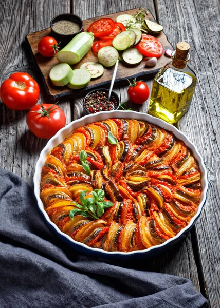 Ratatouille Guiso Verduras Berenjena Rodajas Calabacín Cebolla Patata Con Salsa —  Fotos de Stock