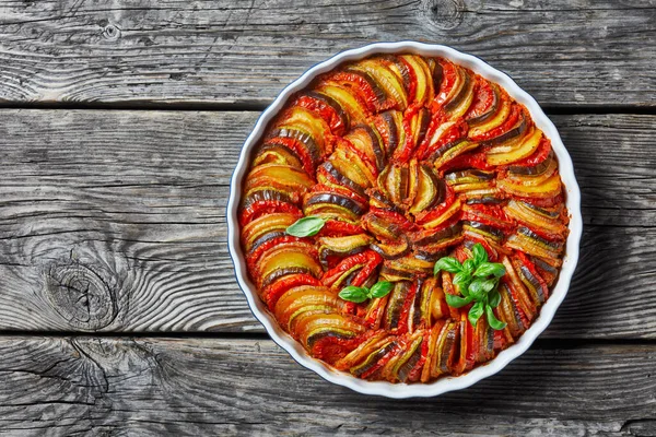 Ratatouille Növényi Pörkölt Szeletelt Padlizsánból Cukkini Hagyma Burgonya Paradicsomszósszal Francia — Stock Fotó