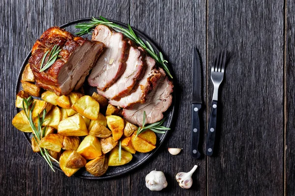 Lombo Maiale Arrosto Affettato Servito Con Cunei Patate Forno Rosmarino — Foto Stock