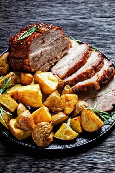 Lomo Cerdo Asado Entero Servido Con Cuñas Patata Horno Romero —  Fotos de Stock