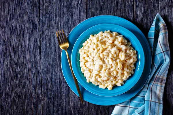 Macarrão Clássico Queijo Uma Tigela Azul Com Garfo Dourado Guardanapo — Fotografia de Stock