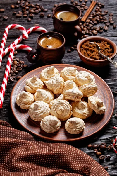 Μπισκότα Μαρέγκας Σερβιρισμένα Πιάτο Ζαχαροκάλαμο Φλιτζάνια Καφέ Κόκκους Καφέ Καστανή — Φωτογραφία Αρχείου