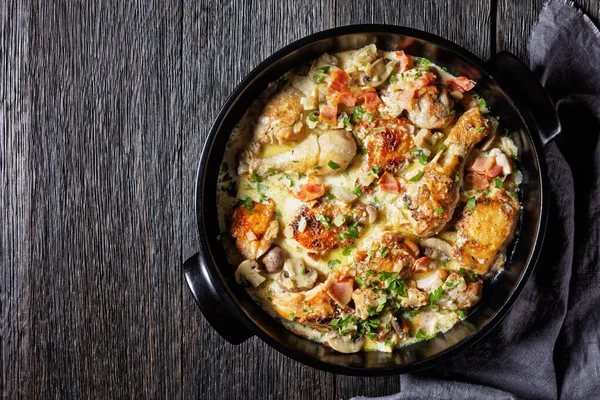 Hähnchenschenkel Und Schlagstäbchen Weißweincremesauce Mit Senf Und Gewürzen Weißwein Coq — Stockfoto