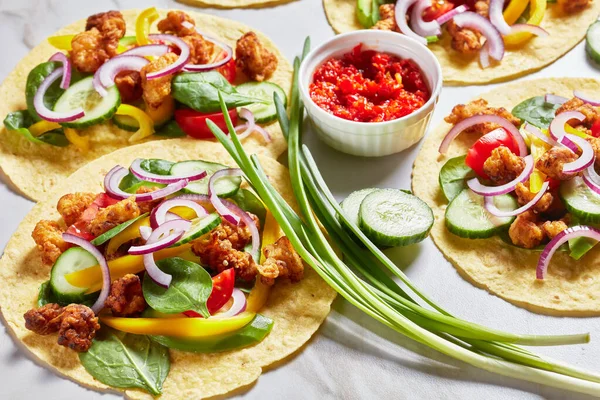 Chicken Street Tacos Mit Avocado Gurke Frischen Spinatblättern Paprikastreifen Und — Stockfoto