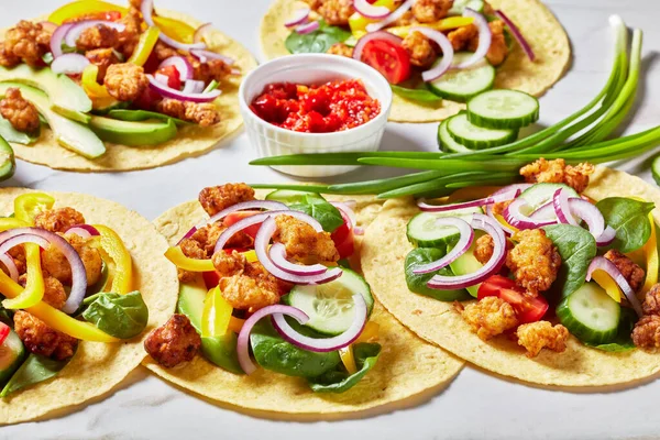 Chicken Street Tacos Mit Avocado Gurke Frischen Spinatblättern Paprikastreifen Und — Stockfoto
