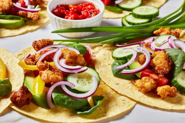 Nahaufnahme Von Chicken Street Tacos Mit Avocado Gurke Frischen Spinatblättern — Stockfoto