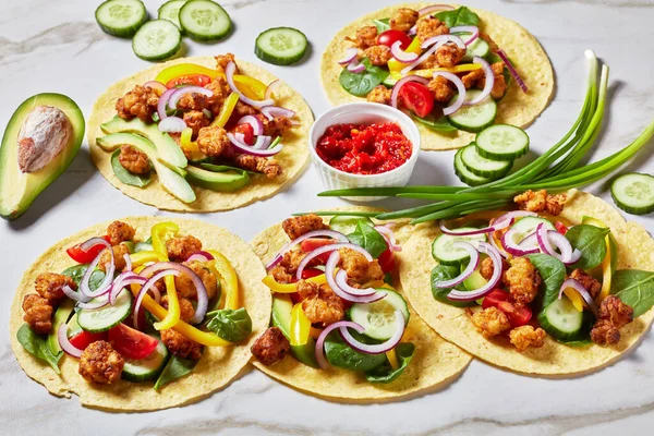 Chicken Street Tacos Mit Avocado Gurke Frischen Spinatblättern Paprikastreifen Und — Stockfoto