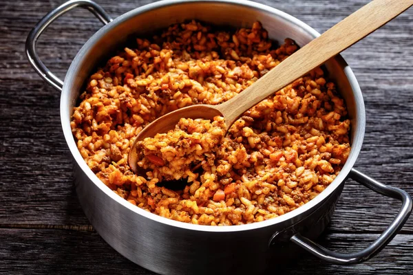 Marken Nötkött Risotto Bolognese Metall Gryta Med Sked Ett Mörkt — Stockfoto