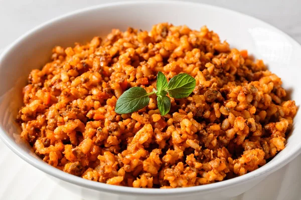 Risoto Carne Moída Bolonhesa Uma Tigela Branca Uma Mesa Mármore — Fotografia de Stock