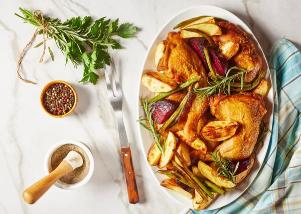 Batata Assada Beterraba Feijão Verde Pernas Frango Servidos Uma Placa — Fotografia de Stock