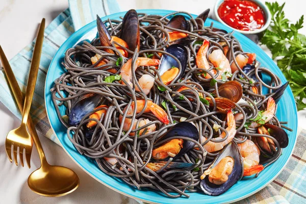 Black Squid Ink Pasta Seafood Mussels Shrimps White Wine Garlic — 图库照片