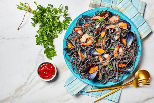 Black Squid Ink Pasta Seafood Mussels Shrimps White Wine Garlic — 图库照片