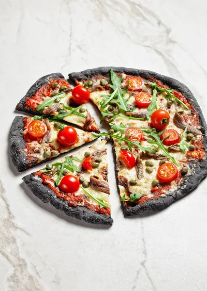 Pizza Masa Negra Con Anchoa Queso Mozzarella Derretido Tomate Ensalada — Foto de Stock