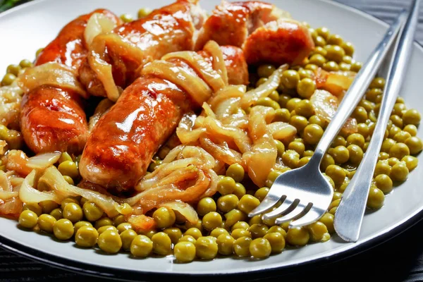 Πρωινό Γεύμα Χοιρινό Λουκάνικο Πράσινα Μπιζέλια Και Κλασική Σάλτσα Κρεμμυδιού — Φωτογραφία Αρχείου